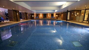 Inomhuspool och solstolar