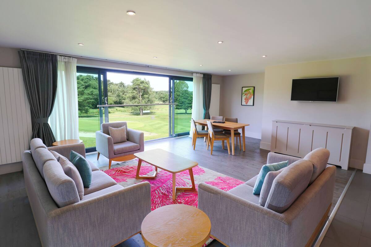 Apartment with 2 double or twin bedrooms | Iron/ironing board, WiFi (free), individually decorated
