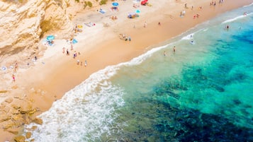Playa en los alrededores y playa de arena blanca