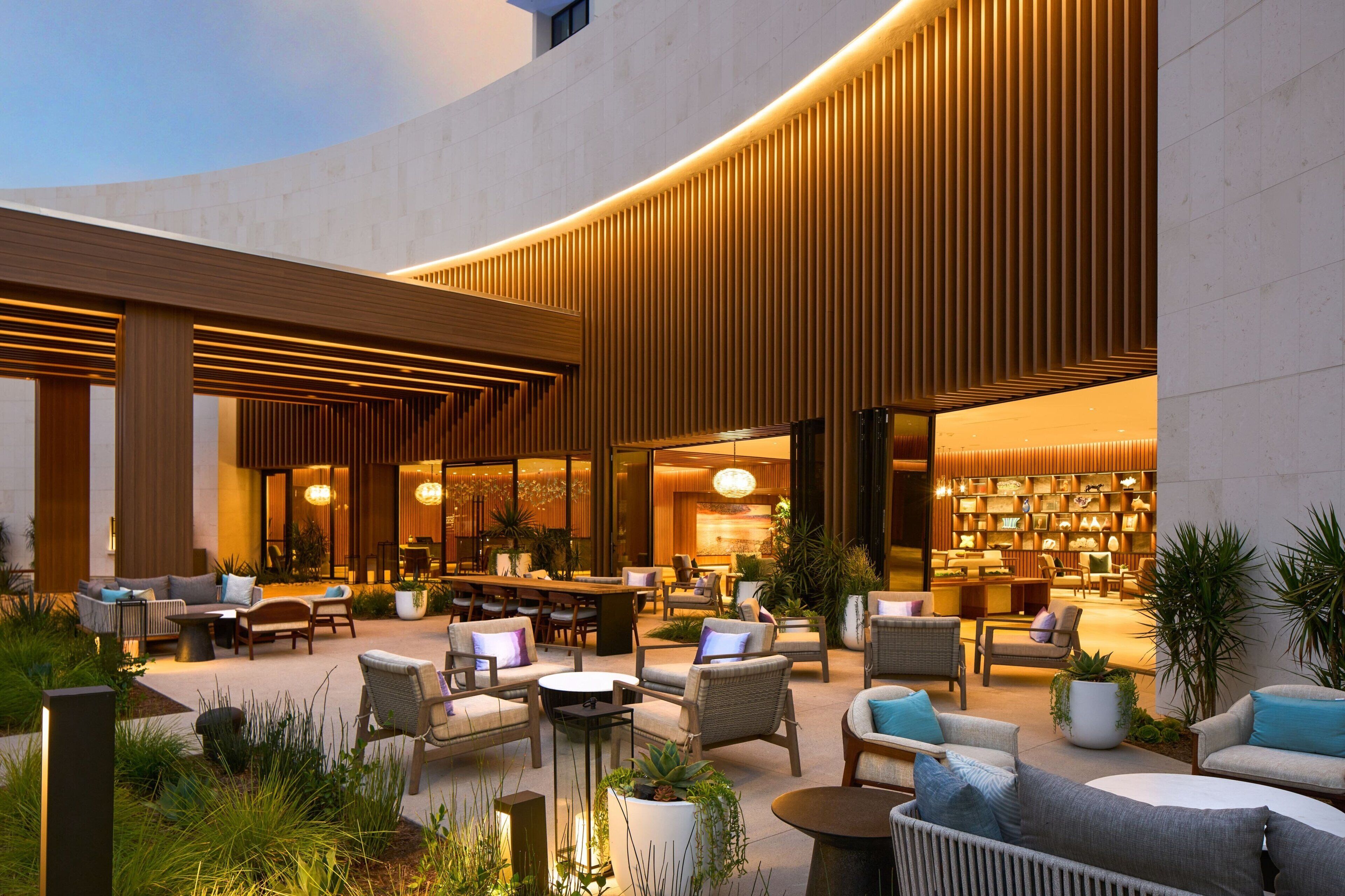 Breakfast, dinner served; American cuisine, ocean views 