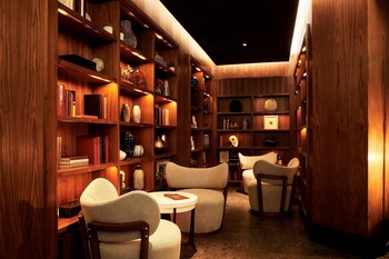 2 bars/lounges, poolside bar at VEA Newport Beach, A Marriott Resort & Spa