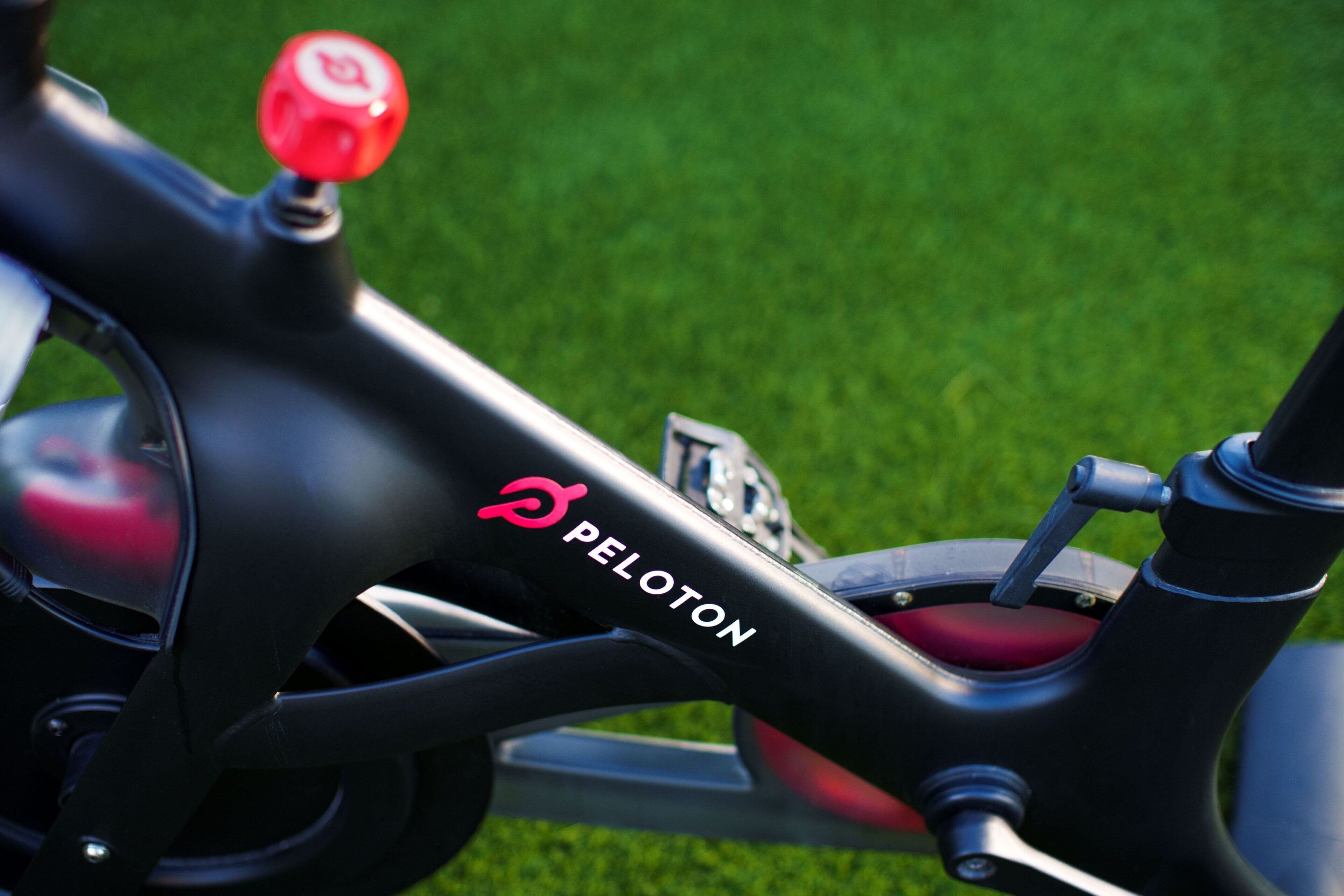 Ein Detailfoto eines Fahrrads, auf dessen Rahmen der Markenname 'Peloton' zu sehen ist.