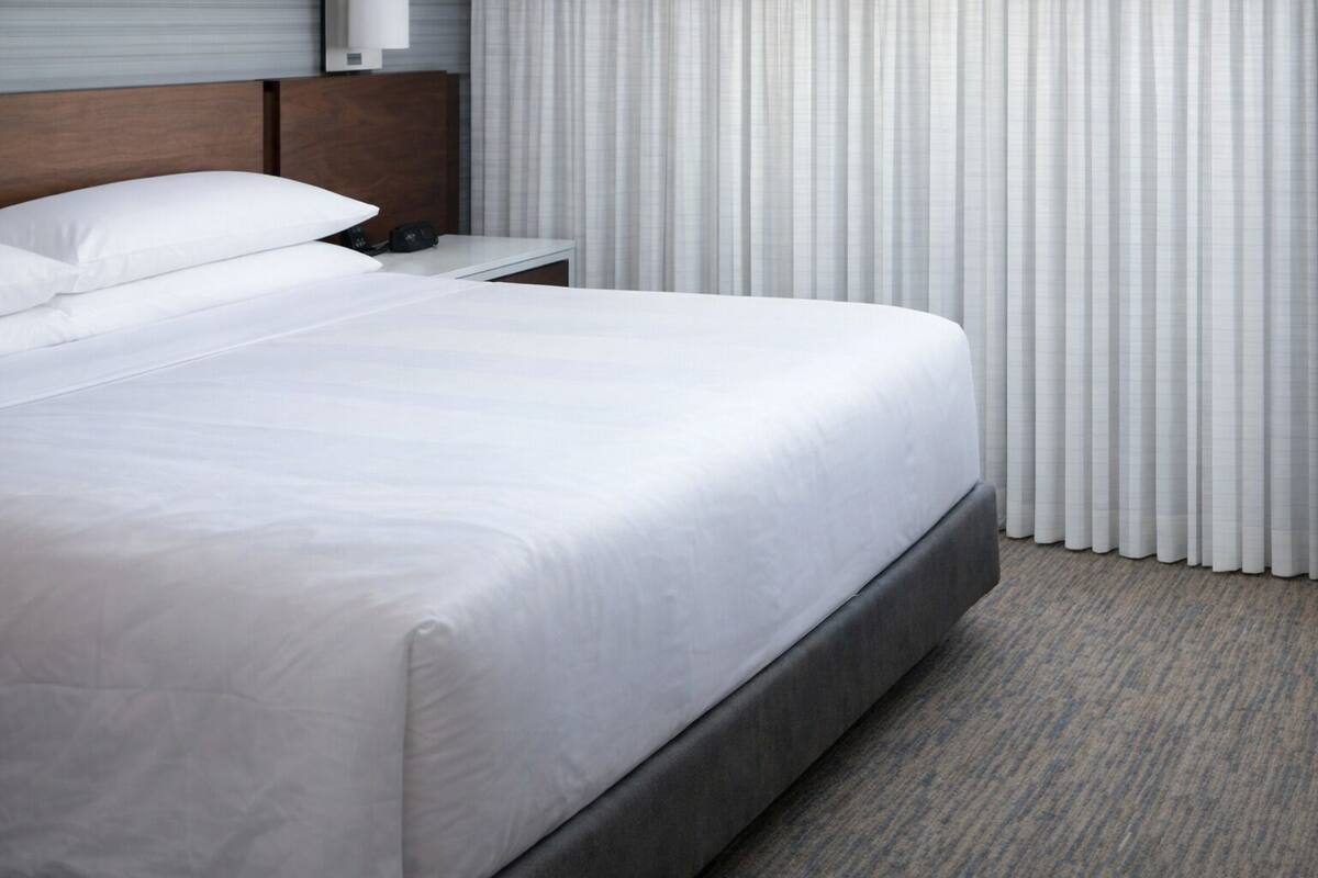 1 kamar tidur, meja kerja, dan ruang kerja ramah laptop