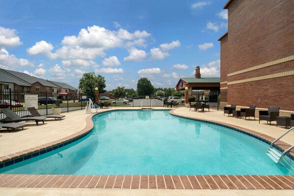 Seasonal outdoor pool, open 9:00 AM to 10:00 PM, pool loungers