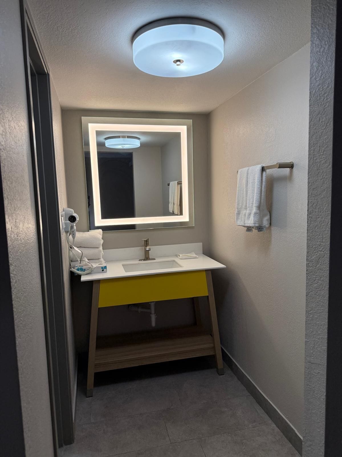 Combined shower/bathtub, free toiletries, hair dryer, towels