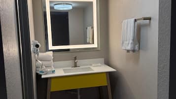 Duschwanne, kostenlose Toilettenartikel, Haartrockner, HandtĂŒcher