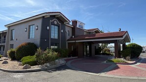 A Days Inn with a modern design, featuring a two-story structure, a covered entrance, and landscaped surroundings. - Days Inn by Wyndham Reno (Reno)