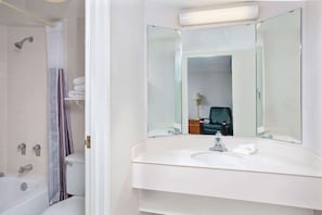 Combined shower/bathtub, free toiletries, hair dryer, towels