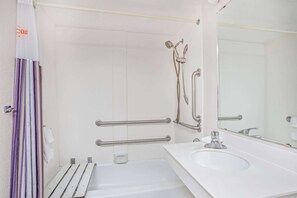 Combined shower/tub, free toiletries, hair dryer, towels