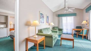 1 King Bed, One-Bedroom Suite, Non-Smoking | Hochwertige Bettwaren, individuell eingerichtet, Schreibtisch