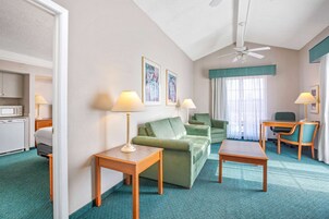 1 King Bed, One-Bedroom Suite, Non-Smoking | 高档床上用品、特色家居、办公桌、笔记本电脑工作区