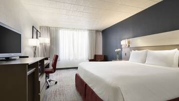 Meja kerja, tirai kedap cahaya, dan setrika/meja setrika