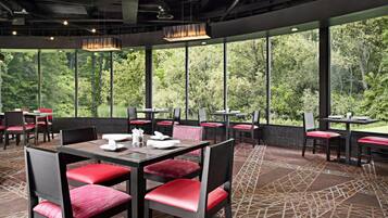 Tägliches Frühstücksbuffet (8.00 USD pro Person)