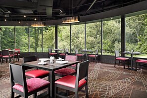 Café da manhã com buffet todos os dias (USD 8.00 por pessoa) 