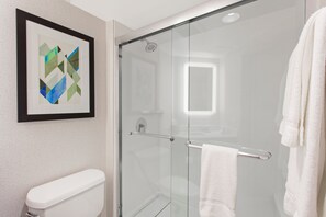Combined shower/tub, hair dryer, towels - Holiday Inn Express West Los Angeles by IHG (Los Angeles)