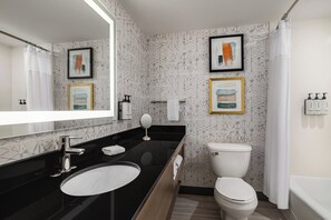 Tina con regadera, amenidades de baño gratuitas, secadora de cabello 