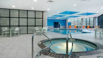 Hồ bơi trong nhà, mở cửa từ 6:00 đến 23:00, ghế dài tắm nắng