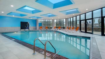 Een binnenzwembad, open van 06.00 uur tot 23.00 uur, en ligstoelen