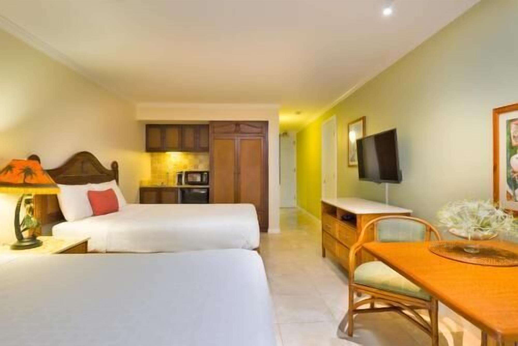 Caja de seguridad en la habitación y muebles diferentes 