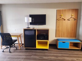 Escritorio, tabla de planchar con plancha y cunas gratuitas 