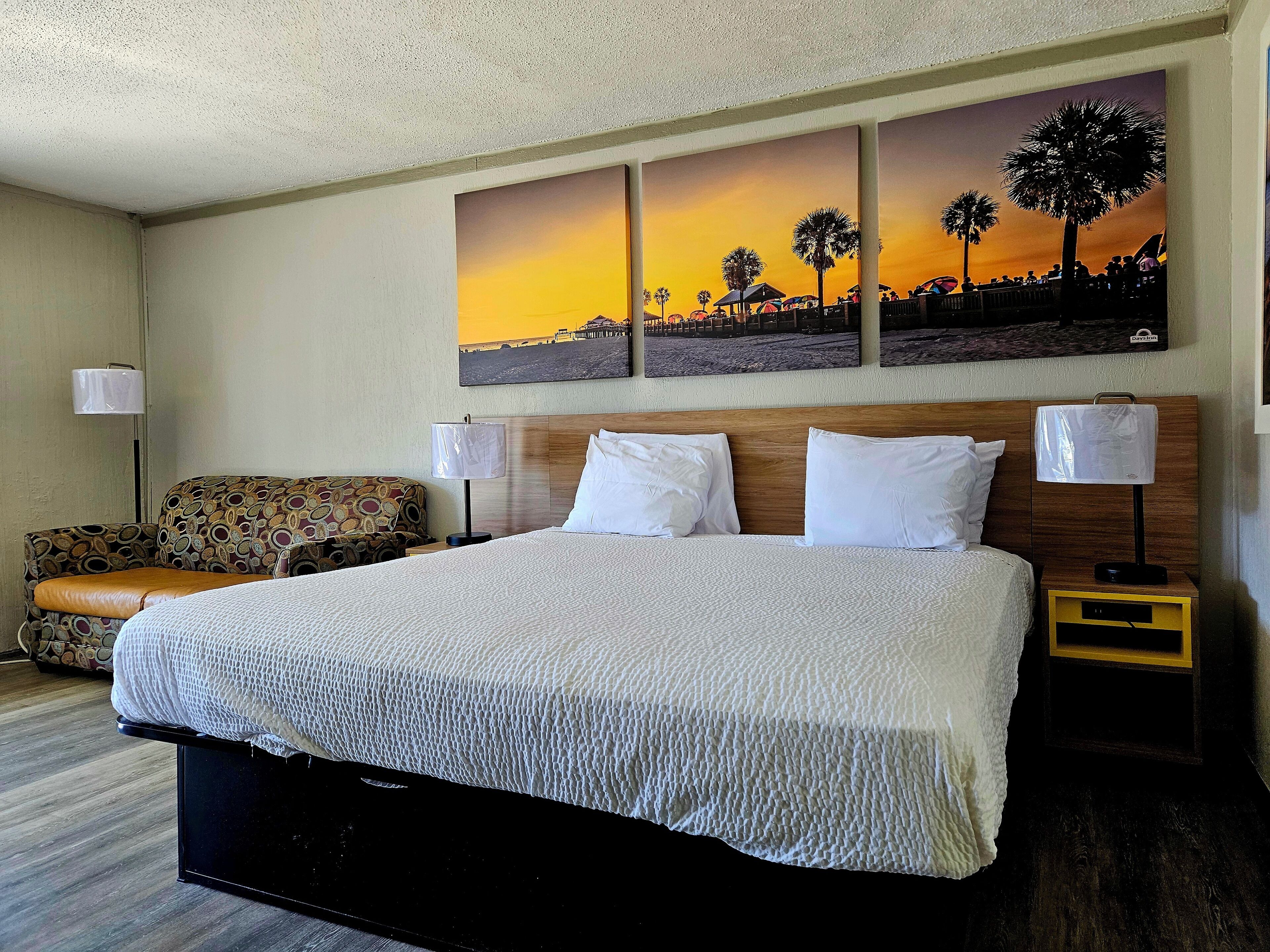 Escrivaninha, ferros/tábuas de passar roupa, berços grátis