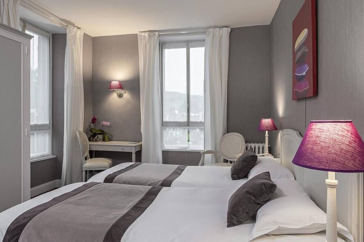 Minibar, brankas, meja kerja, dan kedap suara