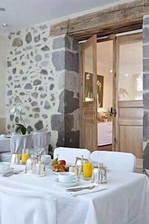 Petit déjeuner buffet servi tous les jours en supplément