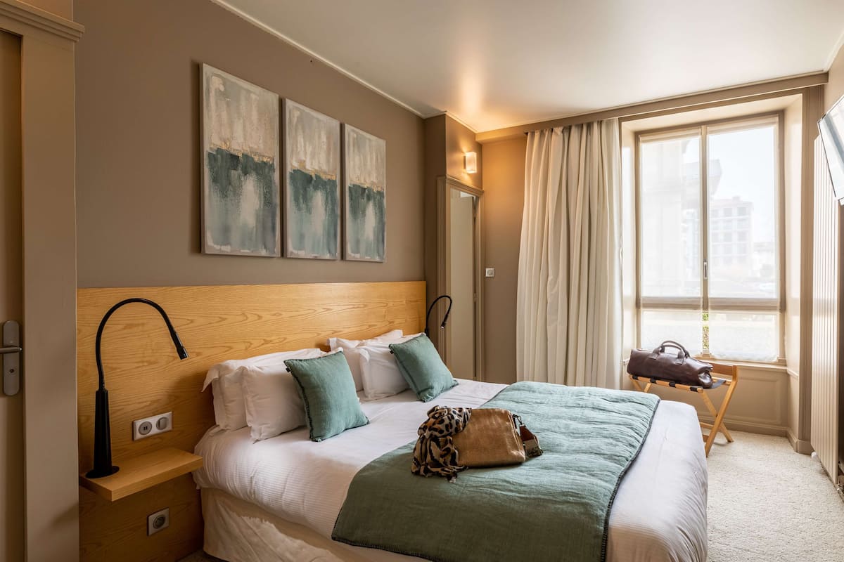Deluxe Suite, 1 Queen Bed, Non Smoking | Minibar, brankas, meja kerja, dan kedap suara