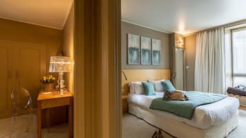 Deluxe suite | Een minibar, een kluis op de kamer, een bureau, geluiddichte muren