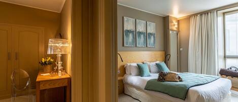 Deluxe Suite, 1 Queen Bed, Non Smoking | Minibar, in-room safe, desk, soundproofing