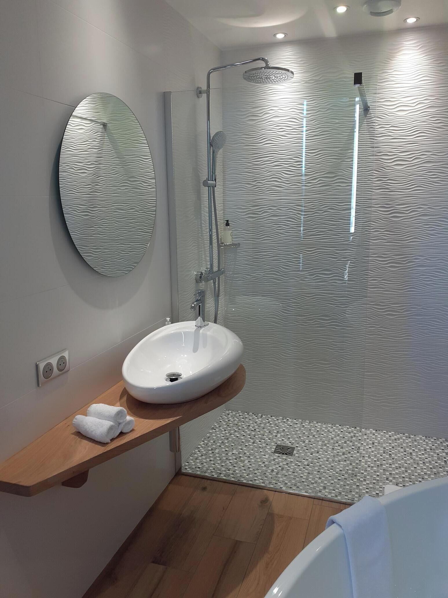 deluxe suite, 1 queen bed, non smoking | bathroom | jetted bath, free toiletries, hair dryer, towels