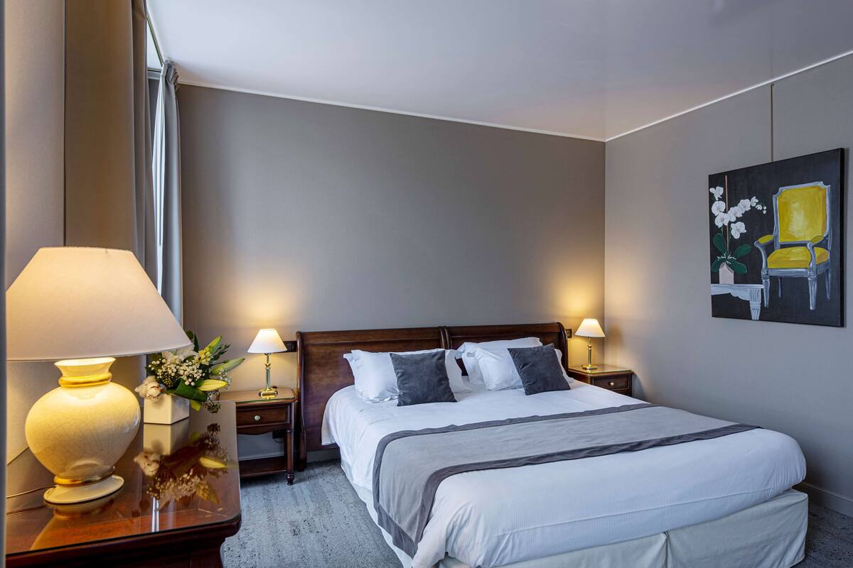 Suite Junior, 1 Tempat Tidur Queen, Bebas Asap Rokok, bathtub (Larger Room;Twin bed on request) | Minibar, brankas, meja kerja, dan kedap suara