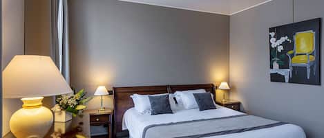 Suite Junior, 1 letto queen, non fumatori, vasca da bagno (Larger Room;Twin bed on request) | Minibar, una cassaforte in camera, una scrivania, insonorizzazione