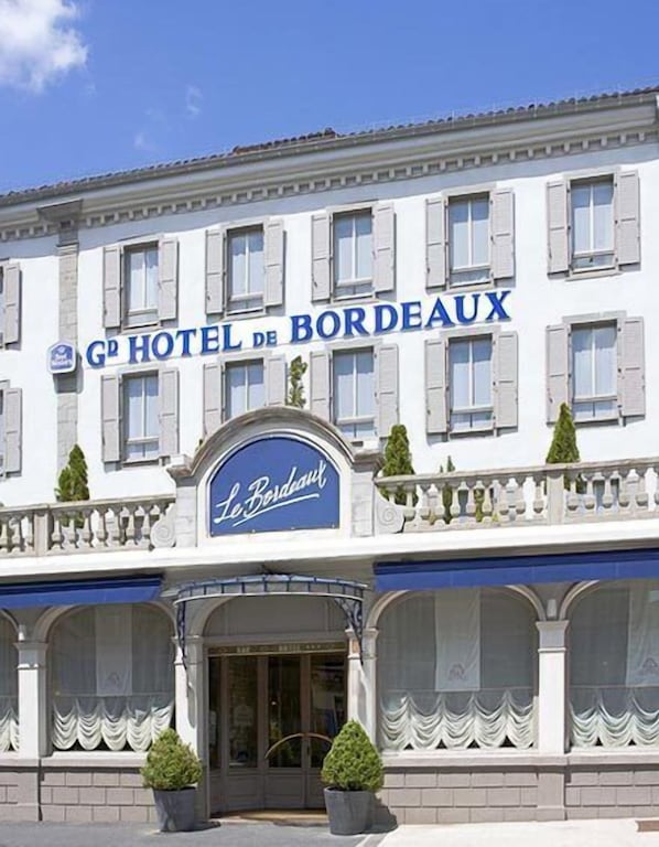 Fachada de hotel con el letrero "GP HOTEL DE BORDEAUX" y "Le Bordeaux" en la entrada.