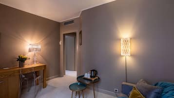Deluxe Suite, 1 Queen Bed, Non Smoking | Minibar, safe på rommet, skrivebord og lydisolert