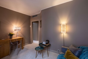 Deluxe Suite, 1 Queen Bed with Sofa bed, Non Smoking (with Sofabed)