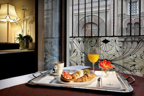 Double Room (Vistas) | Minibar, in-room safe, desk, free WiFi