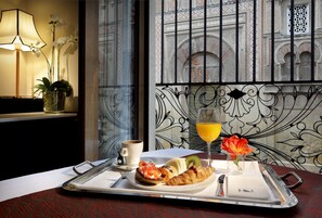 Double Room (Vistas) | Minibar, in-room safe, desk, free WiFi