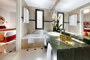 Bañera, artículos de higiene personal ecológicos y secador de pelo