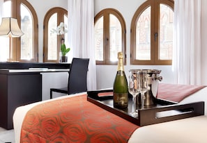 Minibar, két bảo mật tại phòng, bàn 