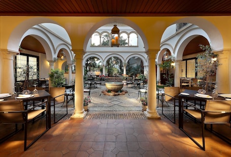 Exterior. Eurostars Conquistador Hotel