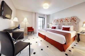 Family Room | Minibar, in-room safe, desk, free WiFi