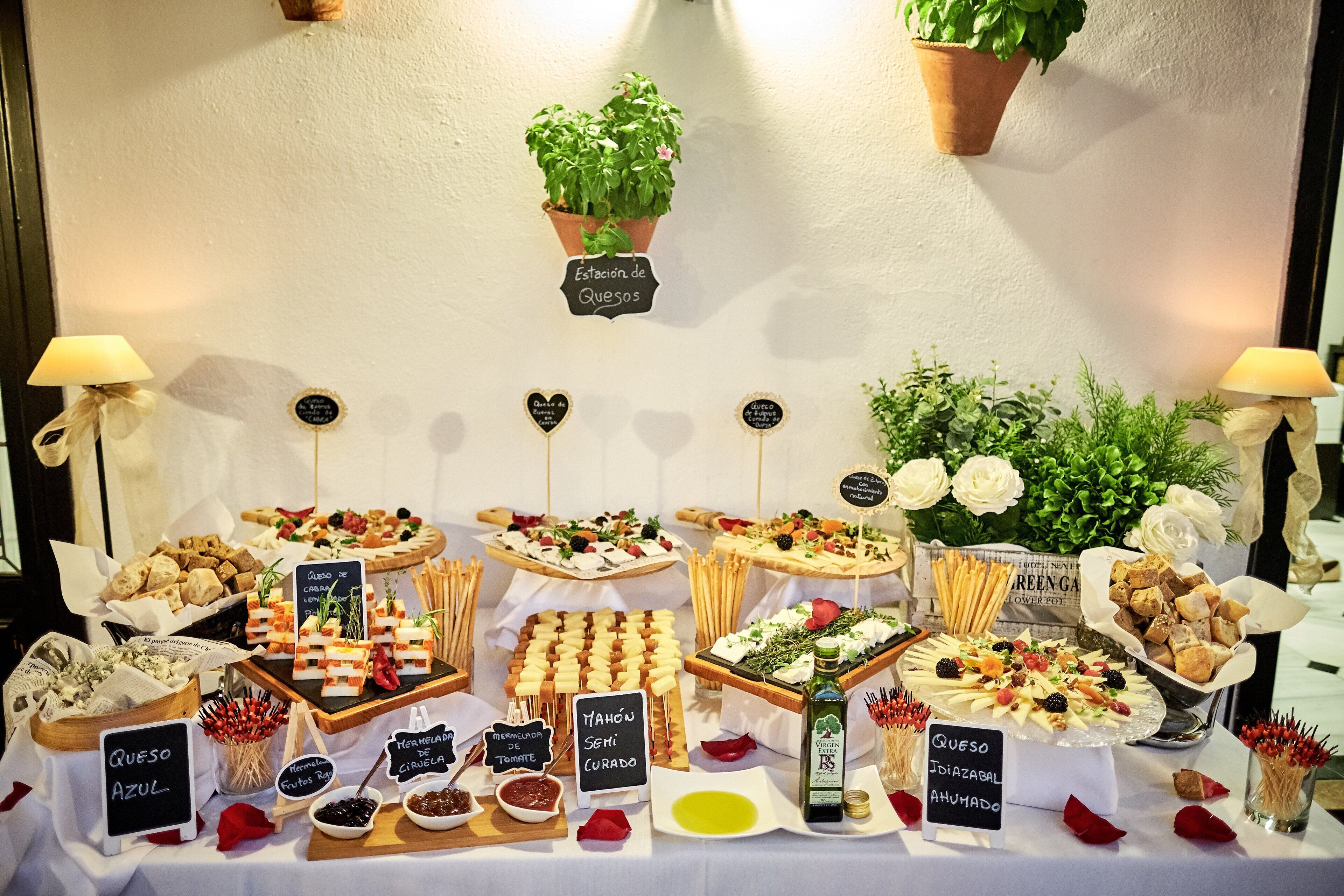 Una mesa de buffet con diferentes platos y etiquetas.