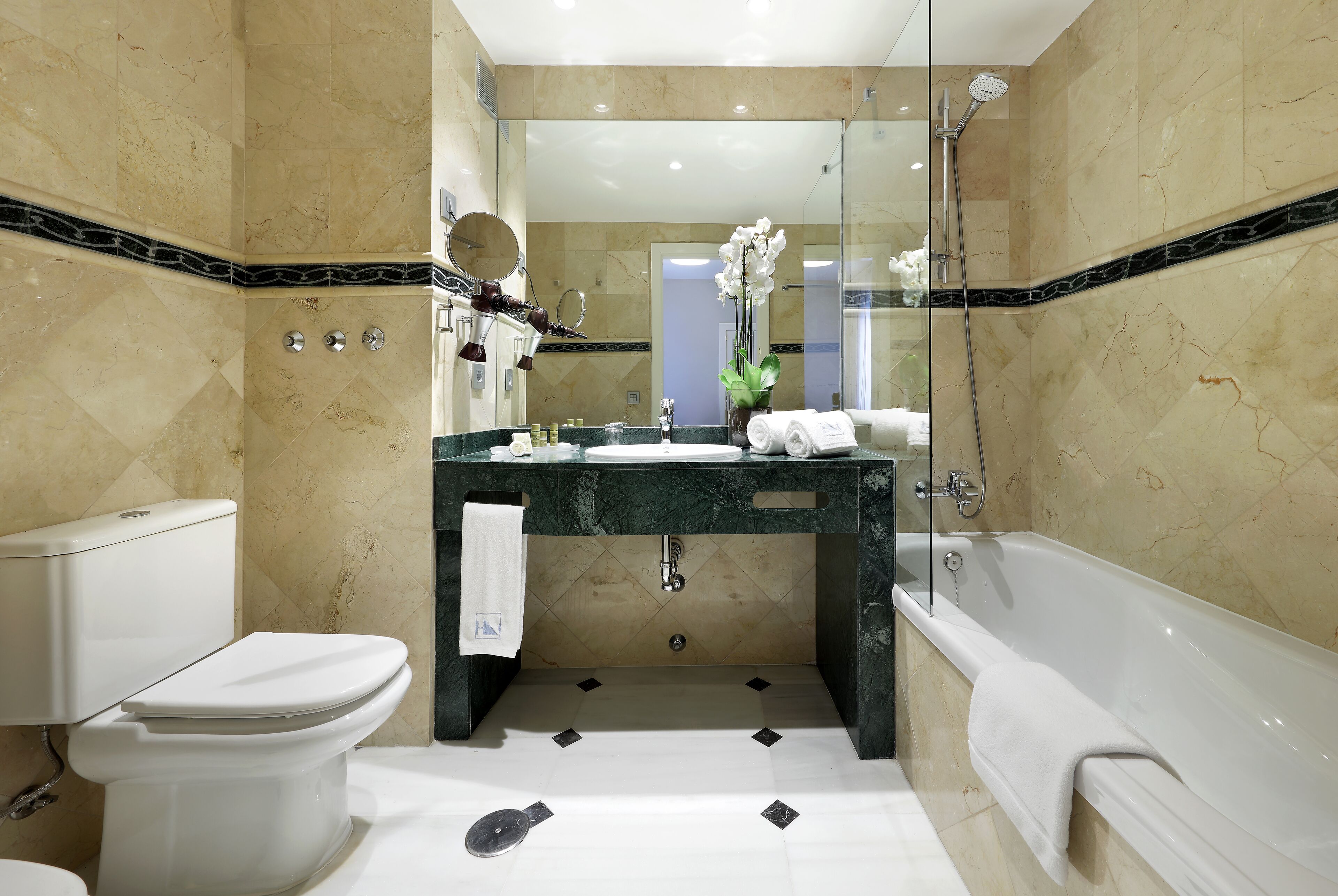 Baño | Bañera, artículos de higiene personal ecológicos y secador de pelo