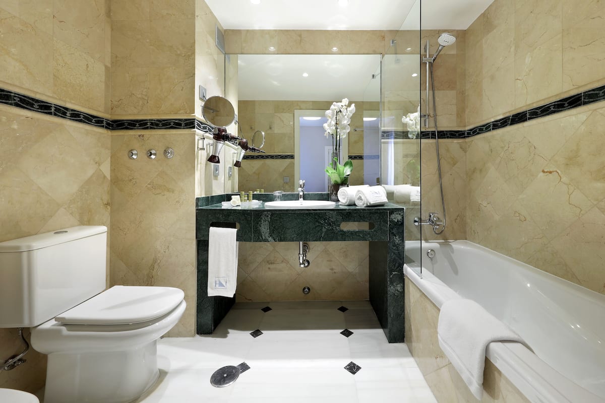 Salle de bain | Baignoire, articles de toilette écologiques, séchoir à cheveux