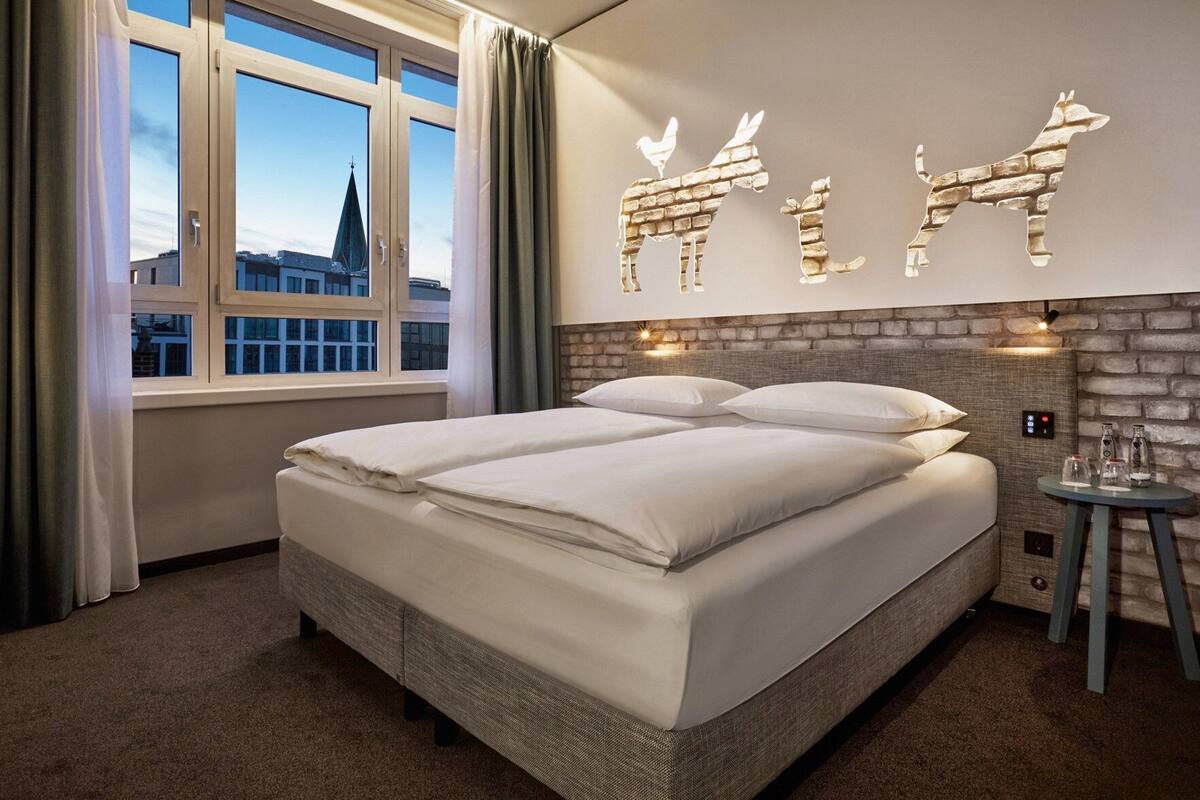 Hypo-allergenic bedding available, in-room safe, desk, soundproofing