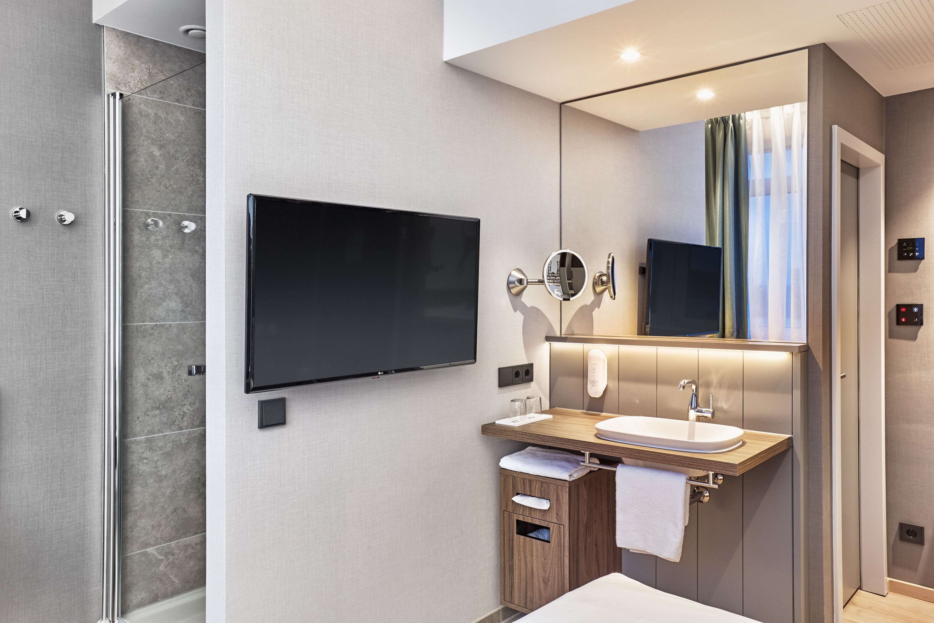 comfort double room, 1 queen bed | hypo-allergenic bedding, in-room safe, desk, soundproofing