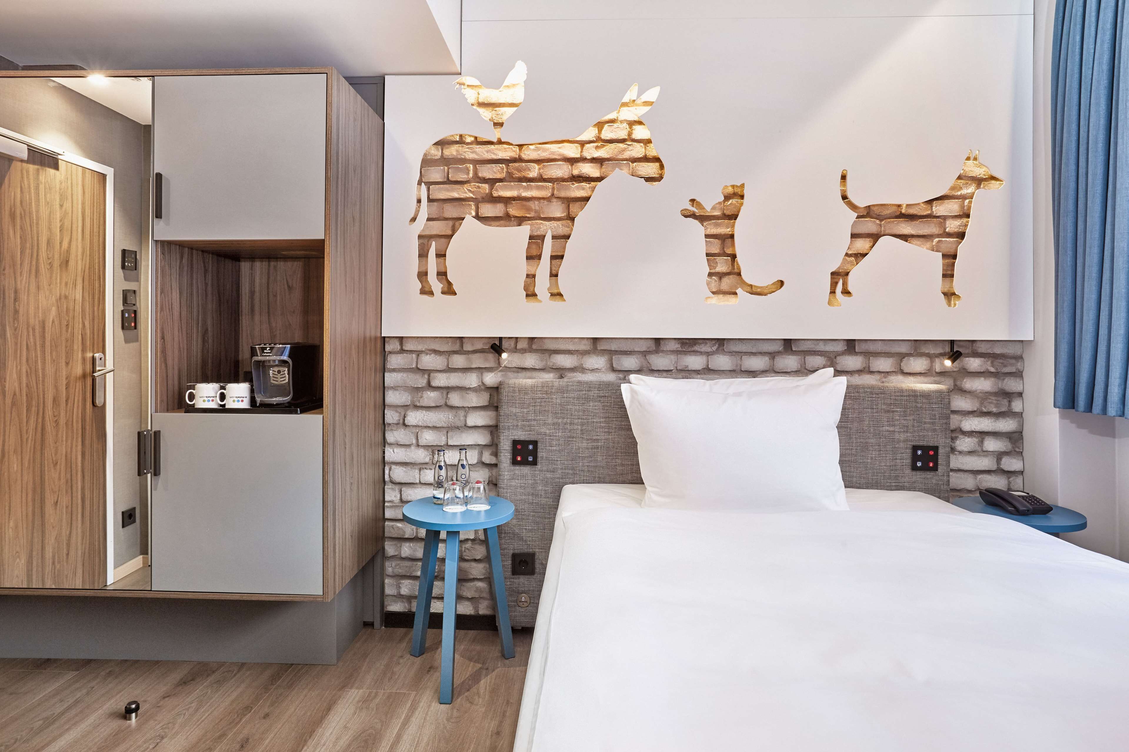 hypo-allergenic bedding, in-room safe, desk, soundproofing