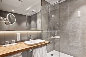 Shower, eco-friendly toiletries, hair dryer, towels - H+ Hotel Bremen (Bremen)
