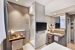 Quarto casal conforto, 1 cama Queen | Banheiro | Chuveiro, produtos de toalete biodegradáveis, secador de cabelo